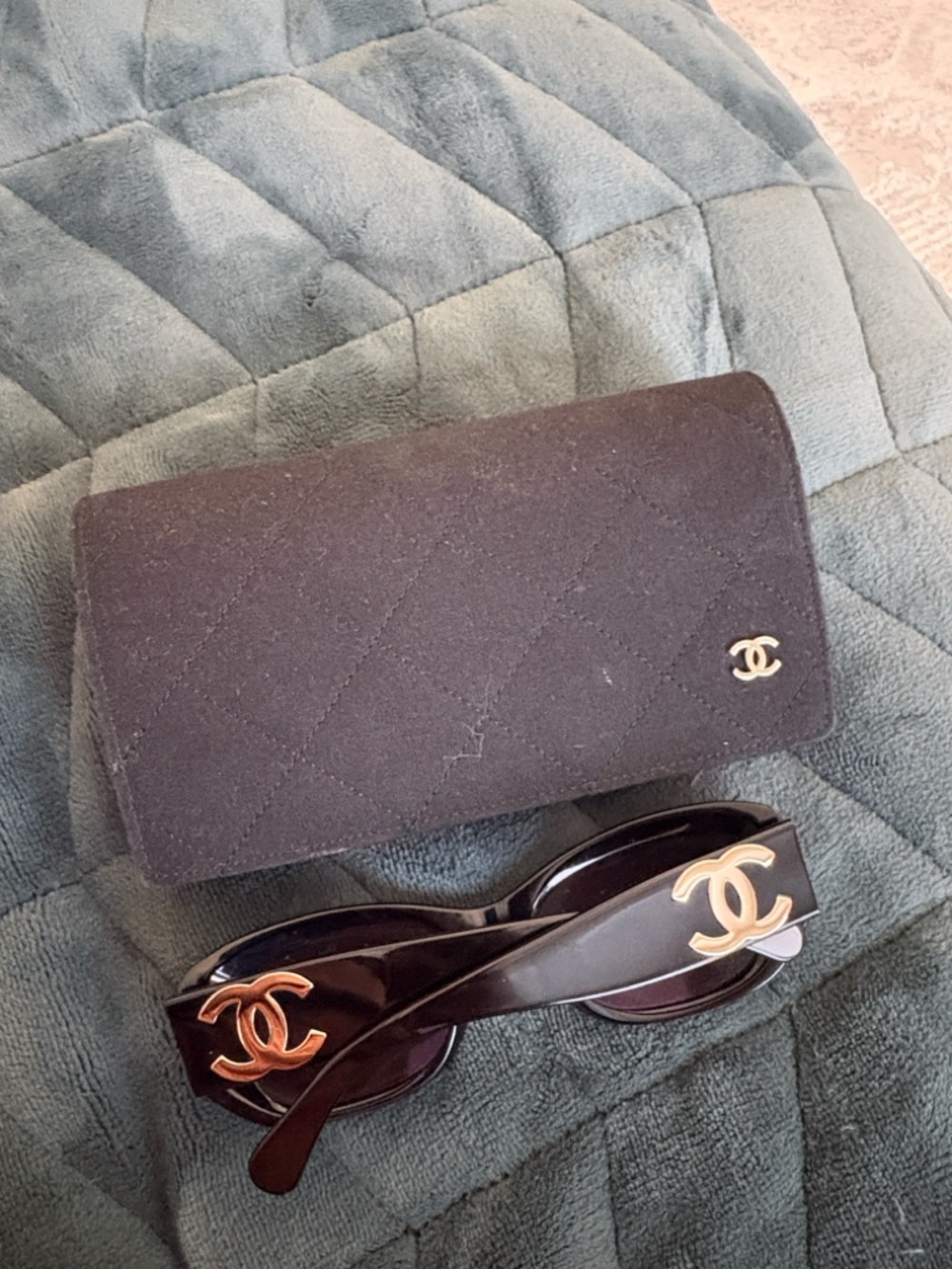 CHANEL Black Sunglasses with Gold CC Emblem - Picture 3 of 4